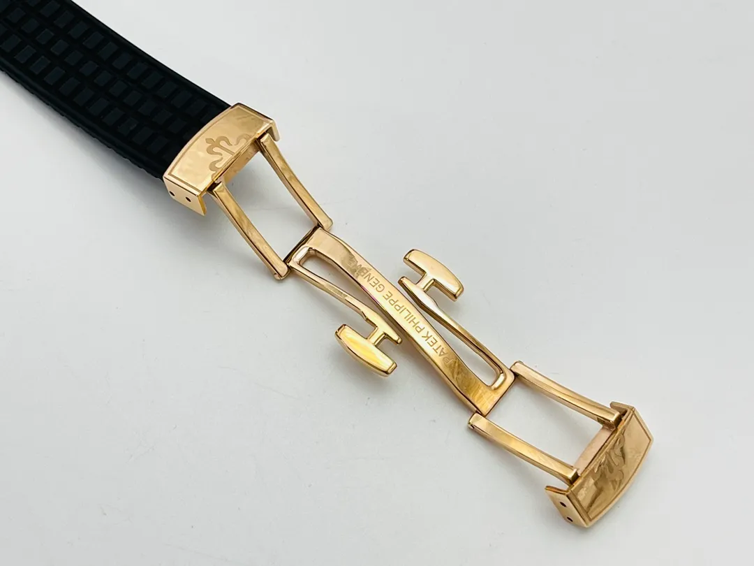 [PFF Factory2021 new masterpiece] The most powerful version of V2 is coming. The Patek Philippe AQUANAUT women's quartz series creates the best copy on the market, bringing the best experience on the entire network, heroic appearance, and luxurious collection! Welcome to the goddess tasting! 1⃣️【Case】 1.Watch size 35.6 mm X 9.5 mm! The rounded octagonal case is consistent with the original, maintaining the retro shape and exquisite workmanship. 2. The screw-in handle design and solid bottom cover structure are consistent with the original version. 3. The bezel is inlaid with 46 top-grade Swarovski crystals (1 carat) and the case is inlaid with 88 top-grade Swarovski crystals (1.91 carat) 2⃣️【Excellent details】 1. Made of natural composite rubber (Tropical) material consistent with the original, which is durable and wear-resistant, and can resist seawater erosion and ultraviolet radiation. 2. A perfect clone of Aquanaut’s classic folding clasp, even the very small corners are chamfered to ensure the original comfort. PFF Factory2021 ingenious masterpiece welcomes your tasting